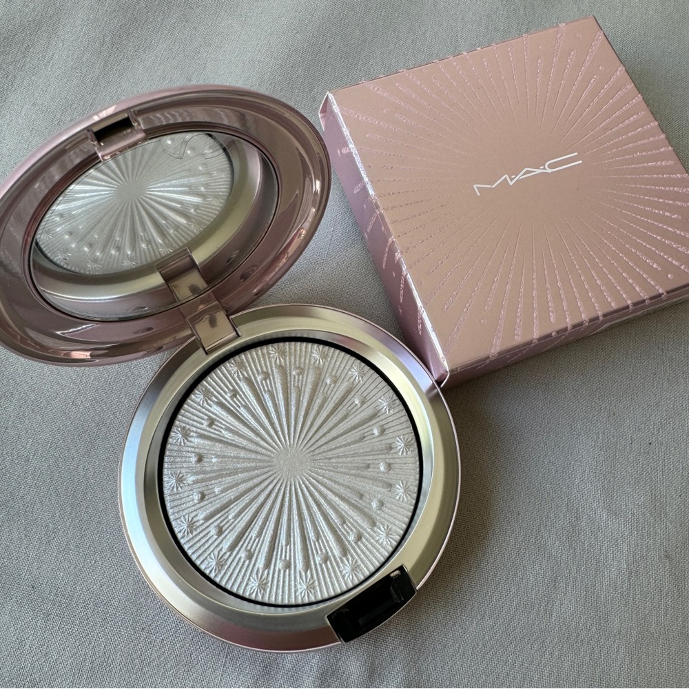 MAC Cosmetics Extra Dimension Skin Finish Highlighter